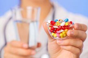 Ang doktor ay nagrereseta ng mga antibiotic para sa paggamot ng prostatitis