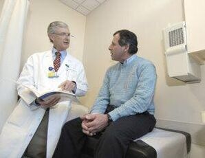 Isang lalaking may prostatitis sa konsultasyon ng urologist